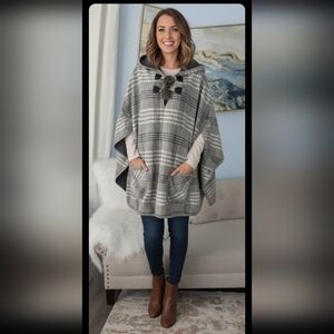Rachel Roy Cape Poncho  Fleece Hood Pockets Woman's Size S/M